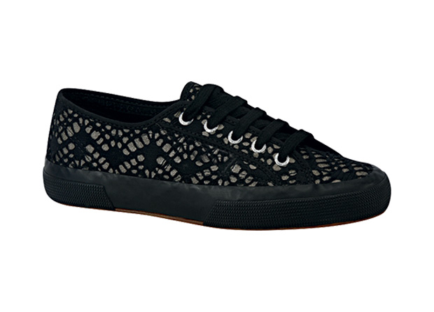 Tênis de algodão. Vista como sexy, a renda preta aparece numa inusitada opção esportiva. R$ 229,90. Superga, ☎ 3081-0660, www.supergabrasil.com.br. Tênis de algodão. Vista como sexy, a renda preta aparece numa inusitada opção esportiva. R$ 229,90. Superga, ☎ 3081-0660, www.supergabrasil.com.br.