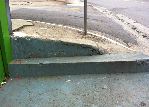 Rua Vergueiro, na altura do n&uacute;mero 5487: mais degraus em uma esquina, um deles inclinado, o que dificulta ainda mais para o pedestre