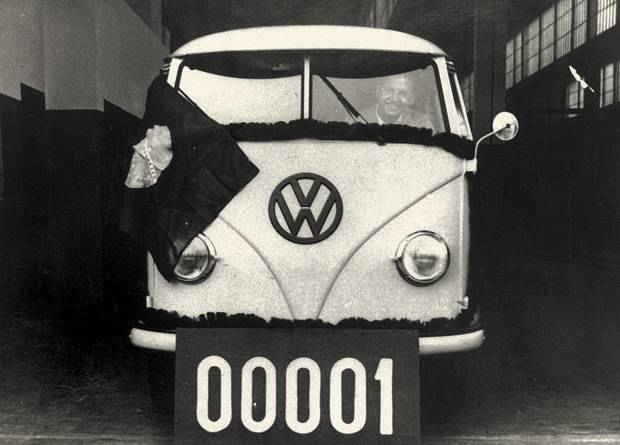 O primeiro exemplar a sair da f&aacute;brica, em 1957
