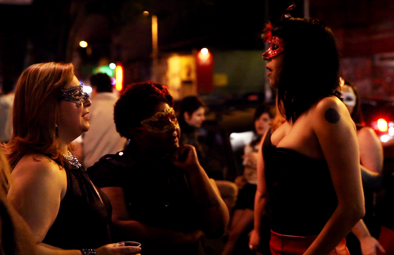 Frequentadoras conversam na rua Augusta num sábado à noite