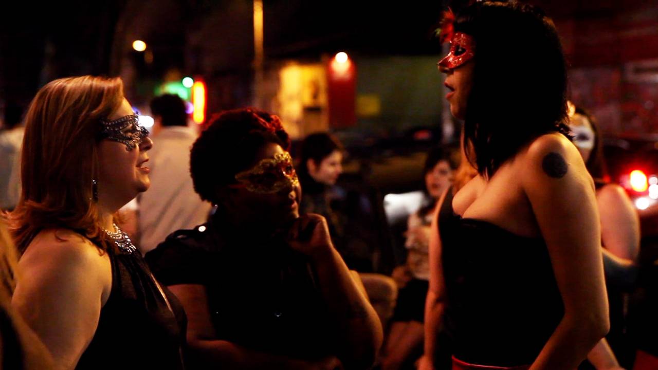 Frequentadoras conversam na rua Augusta num sábado à noite