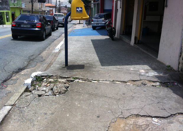 Rua Vergueiro, na altura do número 6209: buraco e rachadura no meio do calçamento são uma arapuca para acidentes
