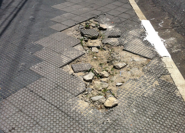 Rua Vergueiro, na altura do número 7703: placas do piso estão quebradas por falta de manutenção