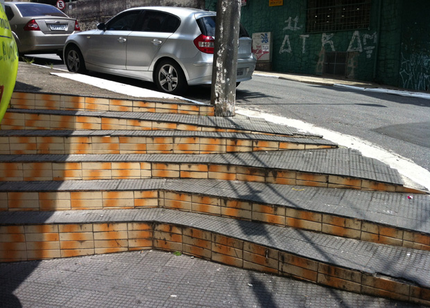 Rua Vergueiro, na altura do número 7703: uma escadaria é o desafio nesta esquina