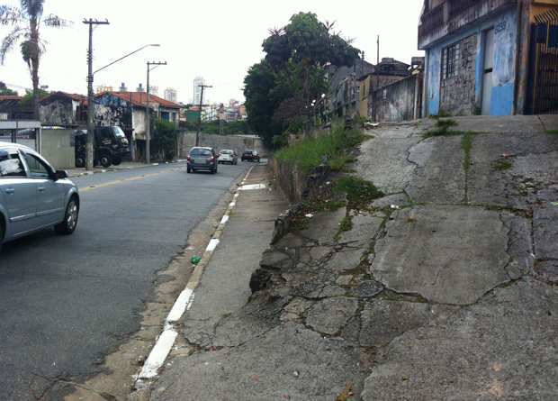 Rua Vergueiro, na altura do número 8250: rampa esdrúxula projeta-se pelo meio do caminho
