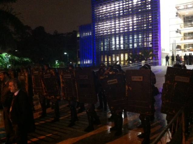 	Policiais do Choque entraram em confronto com os manifestantes em frente à Assembleia Legislativa