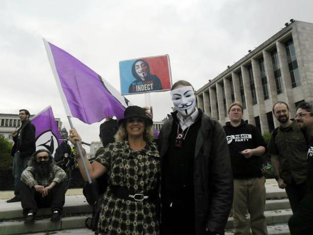 Cléia em uma manifestação em Bruxelas, na Bélgica, organizada por integrantes do Annonymous
