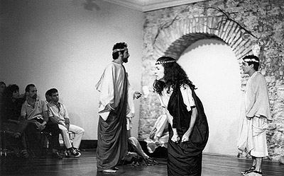 Cinco anos mais tarde, em 1988, o grupo Mergulho no Trágico, apresentou a história na Funarte. Alexandre Mello, Regina Gutman e Gitman Vibranovski estavam no elenco.