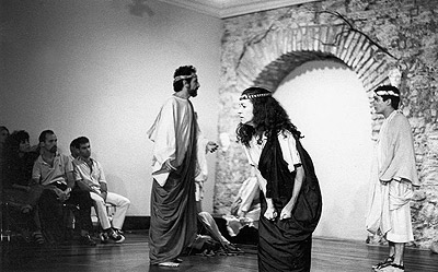 Cinco anos mais tarde, em 1988, o grupo Mergulho no Trágico, apresentou a história na Funarte. Alexandre Mello, Regina Gutman e Gitman Vibranovski estavam no elenco. Cinco anos mais tarde, em 1988, o grupo Mergulho no Trágico, apresentou a história na Funarte. Alexandre Mello, Regina Gutman e Gitman Vibranovski estavam no elenco.