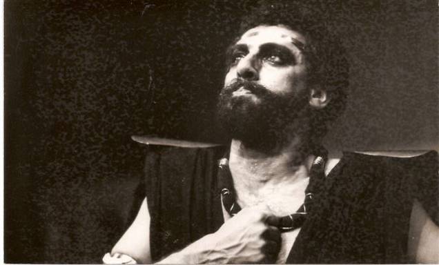 Em 1983, Elias Andreato interpretou o personagem trágico, sob direção de Edith Siqueira... Em 1983, Elias Andreato interpretou o personagem trágico, sob direção de Edith Siqueira...