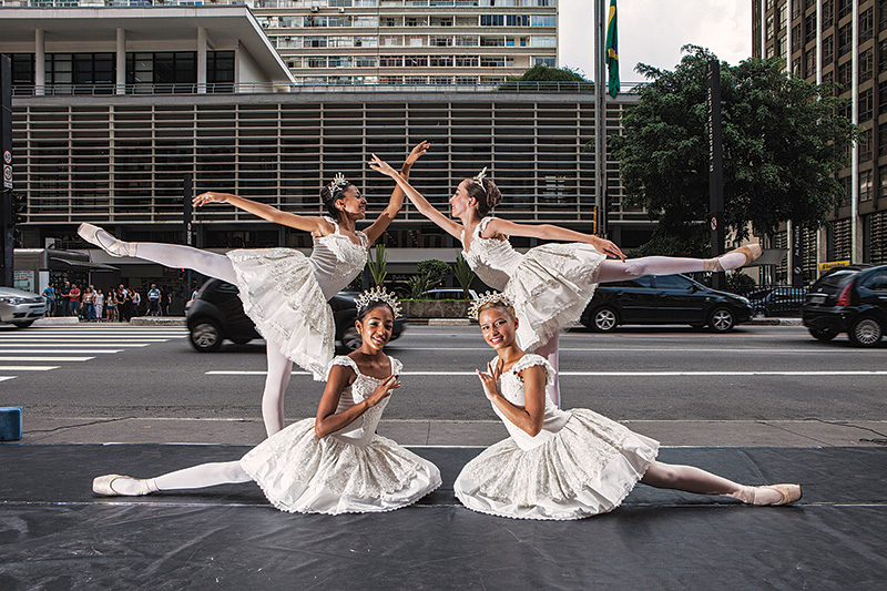 Bailarinas na Avenida Paulista