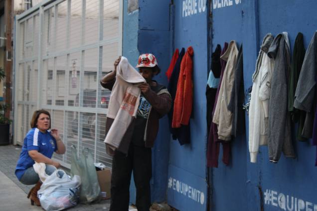Morador de rua escolhe casaco de frio Morador de rua escolhe casaco de frio