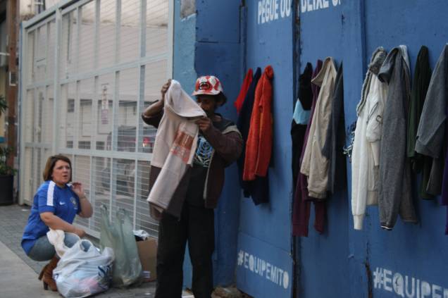 	Morador de rua escolhe casaco de frio