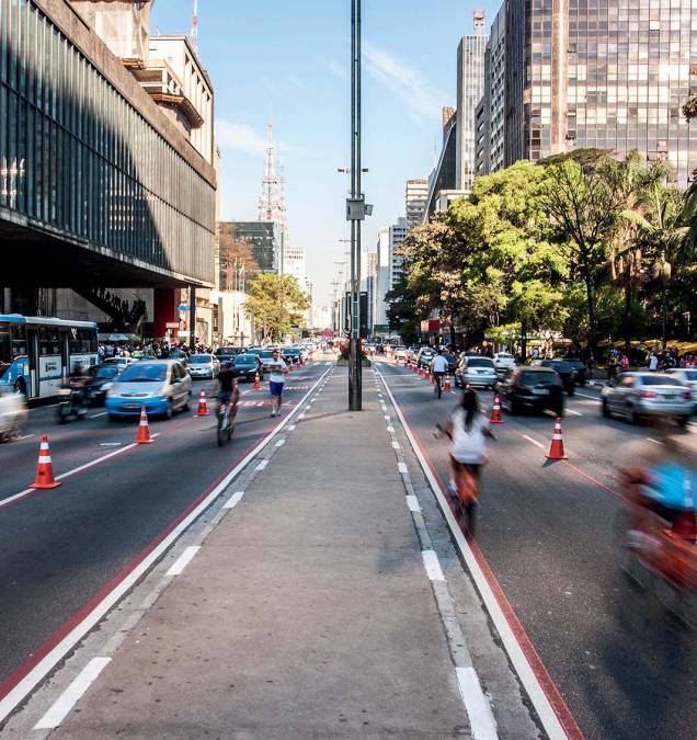 Cycling along Avenida Paulista: traffic-free lanes