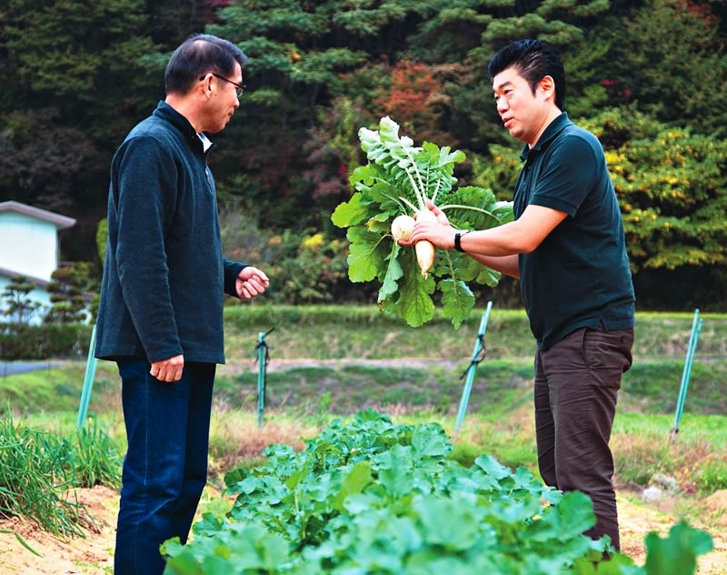 Murakami conversa com agricultor - 2271