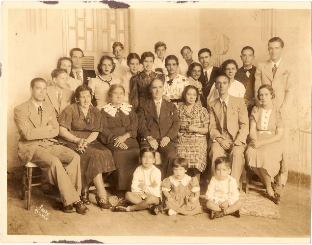 A família Neves na década de 1930: ao centro, o patriarca Antonio, e logo atrás, Arethuzza, que deu nome ao circo-teatro do clã