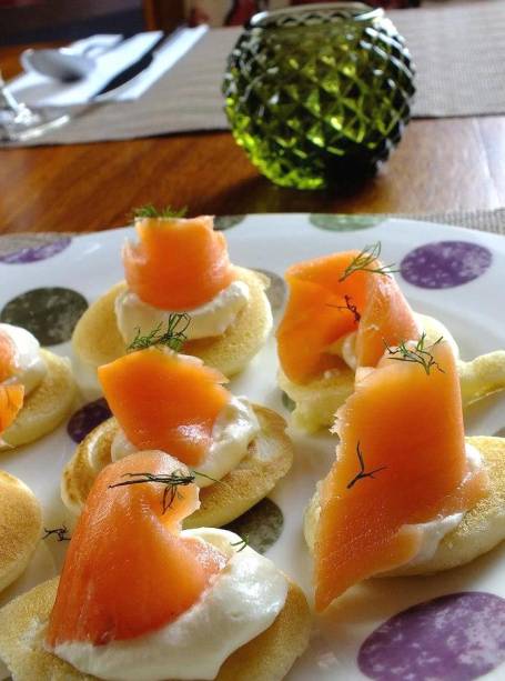 Panquecas com salmão defumado e creme azedo