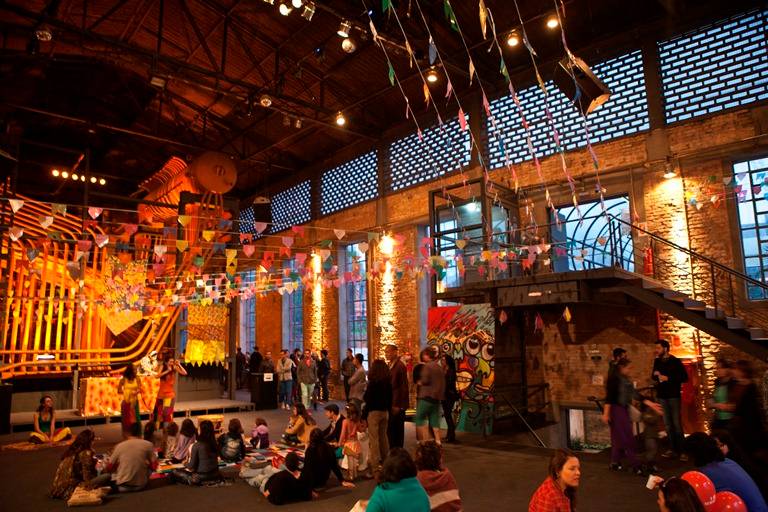 Todo domingo, o sagu&atilde;o principal &eacute; ocupado por festas, shows e oficinas