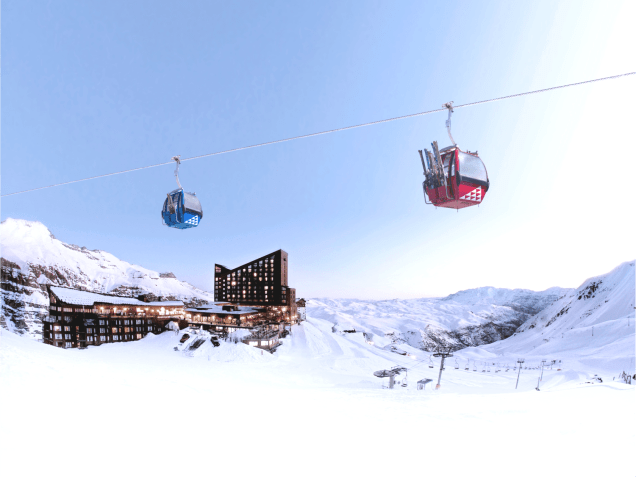 No Chile, Valle Nevado investiu cerca de 75 milhões de reais em um novo teleférico que leva os visitantes desde o estacionamento do centro de esqui até o meio da montanha.
