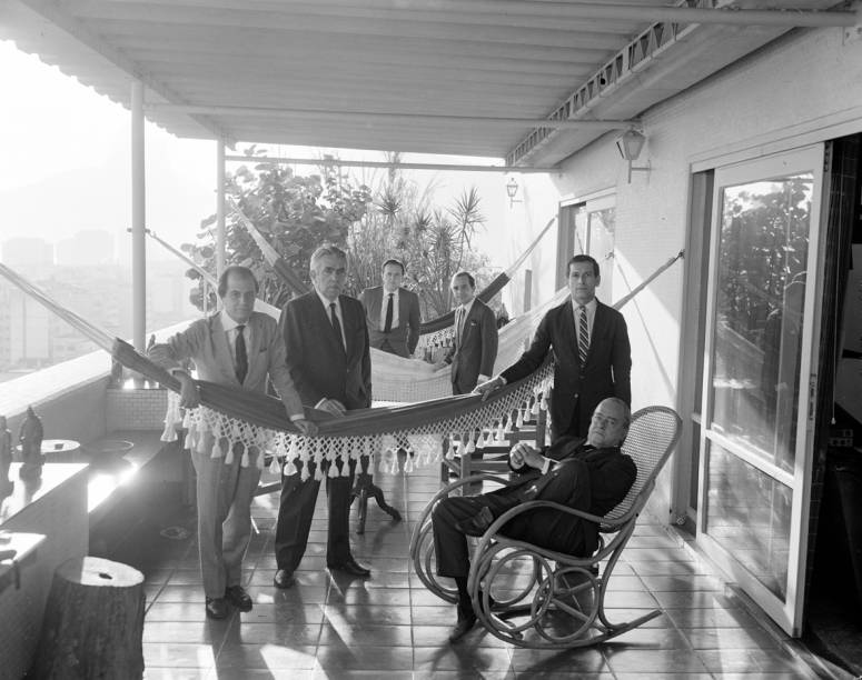 Rubem Braga se reúne com amigos, ainda na varanda de sua cobertura. Entre eles, Vinicius de Moraes, Fernando Sabino e Carlinhos Oliveira