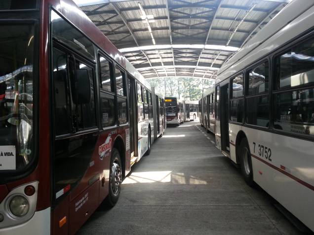 	Ônibus estacionados no Terminal Pinheiros: paralisação acontece em diversos pontos da cidade