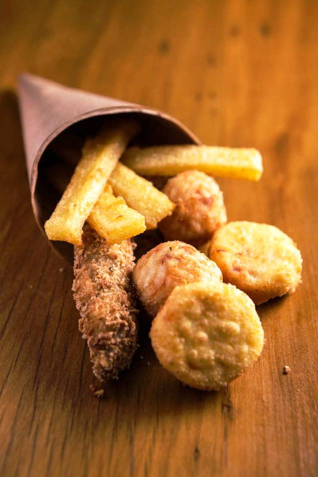 O fritti misto é uma porçãozinha que reúne tempurá, polenta, croquete e arancini