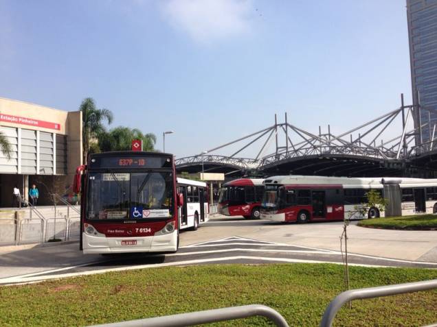 Ônibus atravessados impedem a saída de outros veículos no Terminal Pinheiros na manhã desta terça (20)