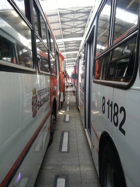 Ônibus estacionados no Terminal Pinheiros: paralisação acontece em diversos pontos da cidade