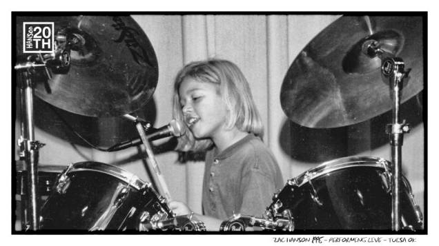 Zac Hanson, o mais novo do trio (nasceu em 1985), aprendendo a tocar bateria. Foto de 1995