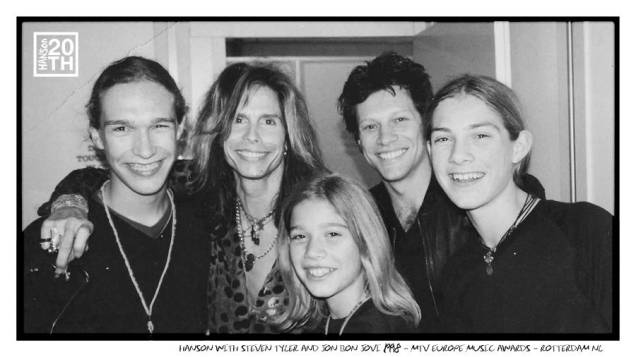 Em 1998, os Hanson com Steven Tyler (Aerosmith) e Jon Bon Jovi no MTV Europe Music Awards
