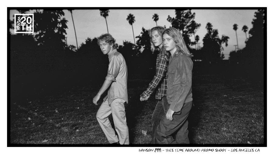 Os jovens, em 1999, em foto promocional do álbum This Time Around