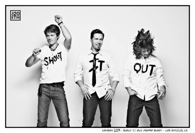 Foto promocional da turnê Shout It Out, em 2009