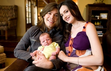 Zac Hanson, a esposa e o primeiro filho