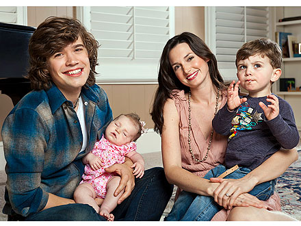 Zac Hanson, sua esposa Kate e os dois filhos