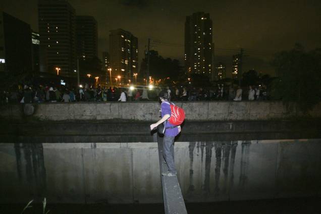 Manifestante se arrisca em ponte