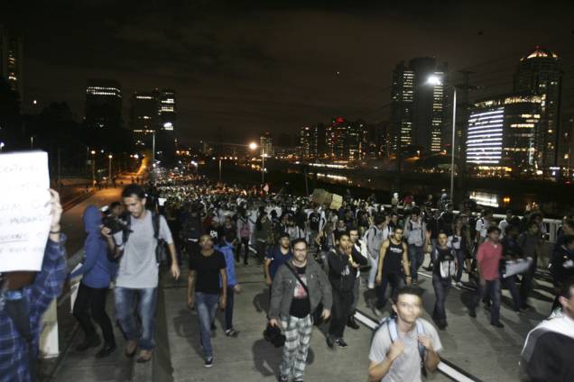 Manifestantes chegam a Ponte Estaiada