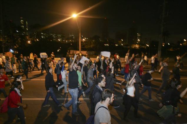 Manifestantes gritavam "vem pra rua vem, contra o aumento" a todo instante