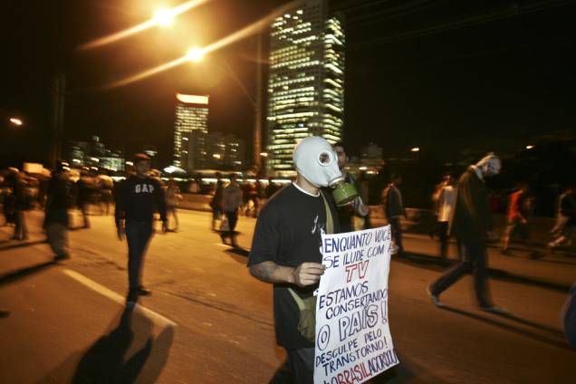 Manifestantes usaram máscaras em protesto aos episódios sofridos nas outras passeatas