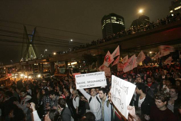 Os manifestantes saíram da Estaiada em direção ao Palácio do Governo