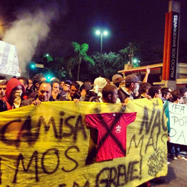 	Manifestantes marcham em direção ao Palácio dos Bandeirantes