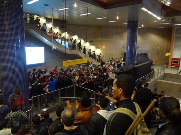 	Manifestantes dentro do metrô Pinheiros cantavam brados e hino nacional