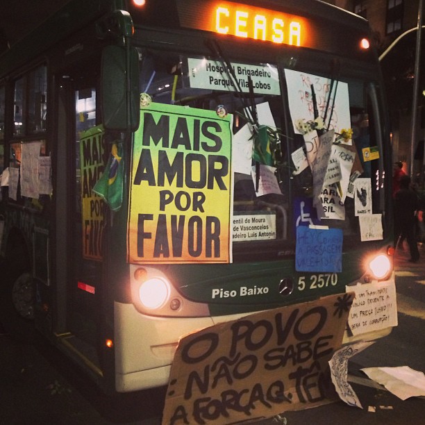 Manifestantes cobriram ônibus com cartazes