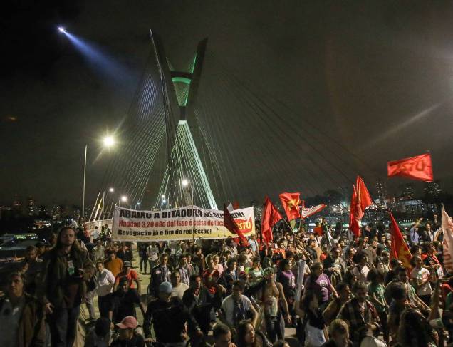 21h04: Manifestantes ocupam a Ponte Estaiada