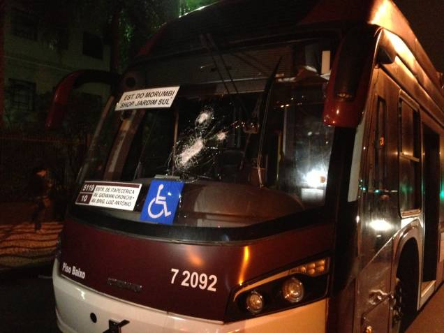 	Vidro de ônibus é quebrado durante confronto no Palácio dos Bandeirantes