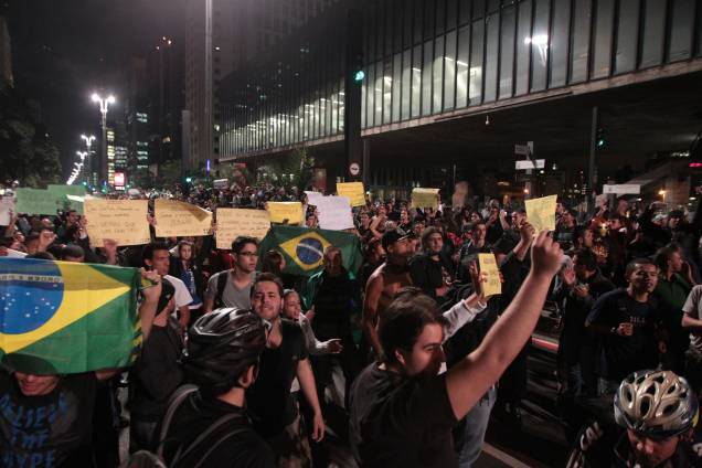 	Manifestantes ocupam a Avenida Paulista, em frente ao Masp