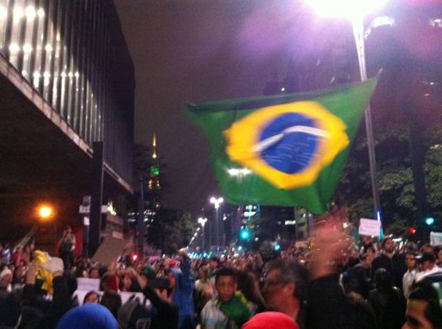 20h30: manifestantes fecham a av. Paulista e se reúnem no vão do Masp