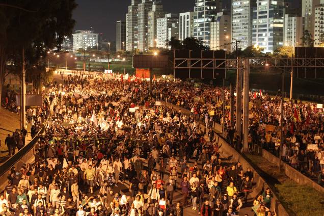 Manifestantes ocupam a Marginal Pinheiros no quinto dia de manifestações