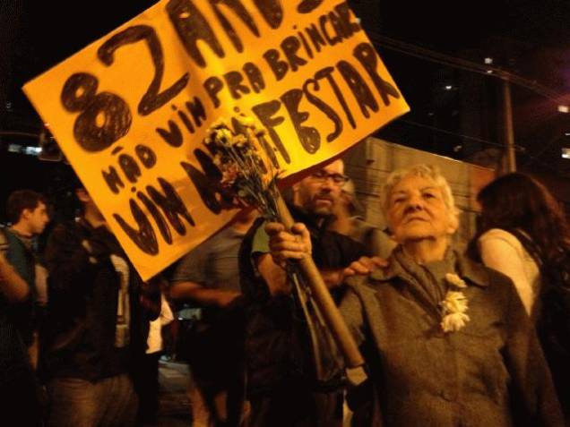Manifestante durante protestos na Avenida Brigadeiro Faria Lima na segunda (17)
