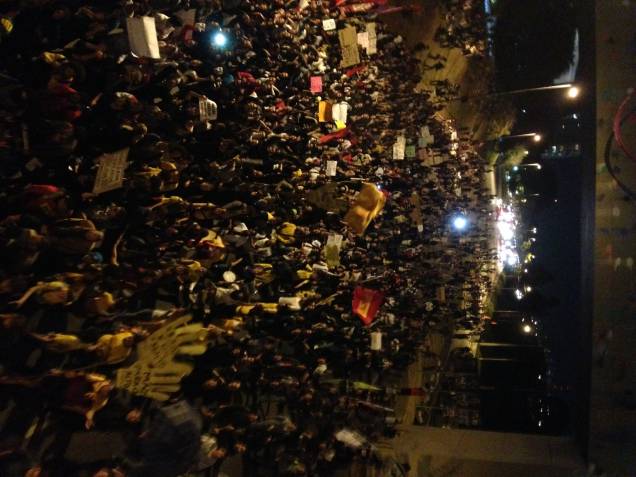 18h52: manifestantes entram na Marginal Pinheiros
