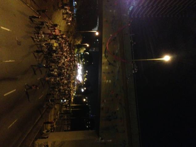 18h 47: manifestantes entram na Marginal Pinheiros